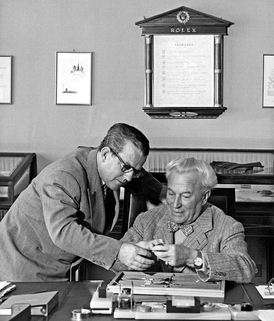 relojoeiro trabalhando em um Rolex Hans Wilsdorf com J. Farren Price em 1955